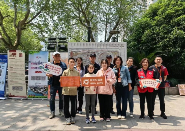 600浙江杭州拱墅：长庆街道举办“反邪公益市集” 便民服务与反邪宣传“齐上阵”图片1_副本.jpg